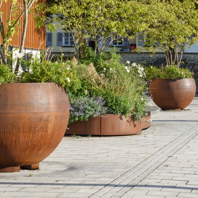 Globe Planters, Mobile Green Isle Oval